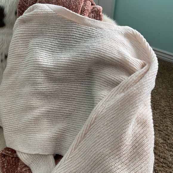 Tie-able sweater! - Picture 2 of 2